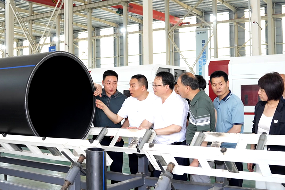 縣人大常委會(huì)副主任楊翠萍帶領(lǐng)阜南一中、三中教學(xué)骨干蒞臨豪家股份考察交流